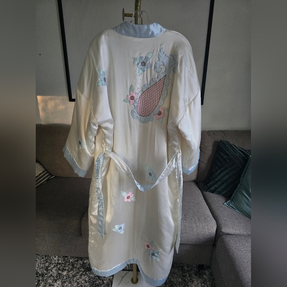 Beautiful Vintage Puff Robe - Picture 12 of 16